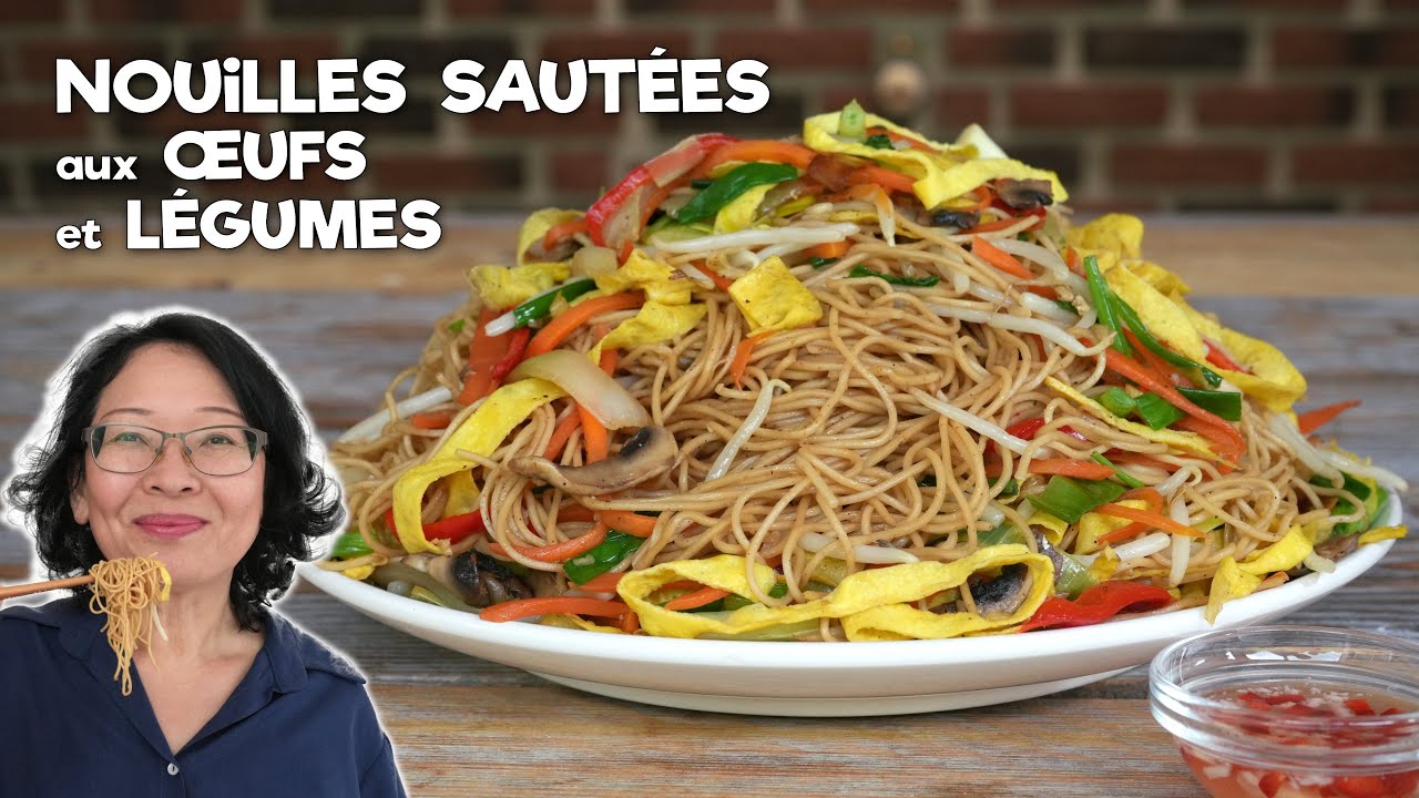 NOUILLES SAUTÉES aux ŒUFS & LÉGUMES façon CHOW MEIN 🍜 Recette Chinoise + Bouillon Clair en BONUS !