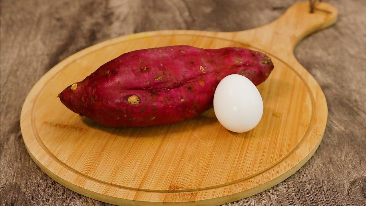 Ne mangez pas de pain ! Petit-déjeuner rapide et sain avec des patates douces et des œufs.