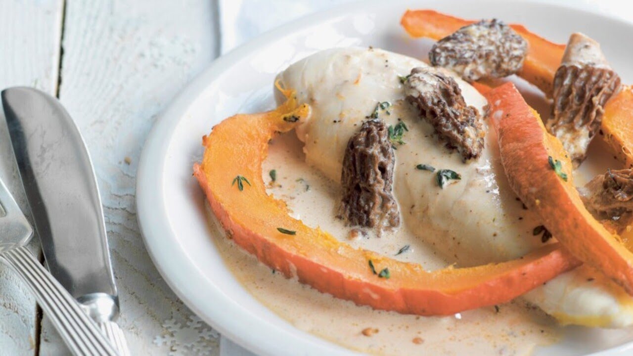 🐓 Pintade aux morilles et vin jaune - Un plat raffiné aux notes boisées et acidulées 🍷🍄