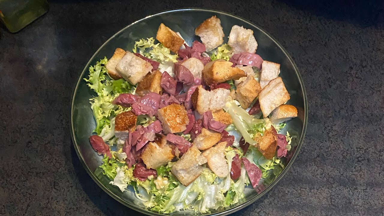 Salade frisée aux gésiers confits et croûtons