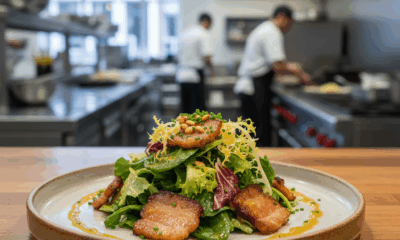 découvrez la recette gourmande et moderne de la salade au lard revisitée par olivier houzet, chef étoilé du restaurant sel et poivre. une explosion de saveurs à chaque bouchée.