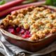 découvrez notre recette facile et gourmande de crumble à la rhubarbe, un dessert acidulé fait maison parfait pour régaler vos papilles.